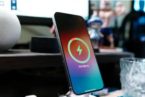 耿马苹果15换屏服务分享用什么充电器给iPhone15充电更好 